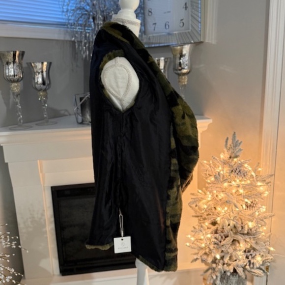 Gorgeous Camo Vest - Picture 3 of 4